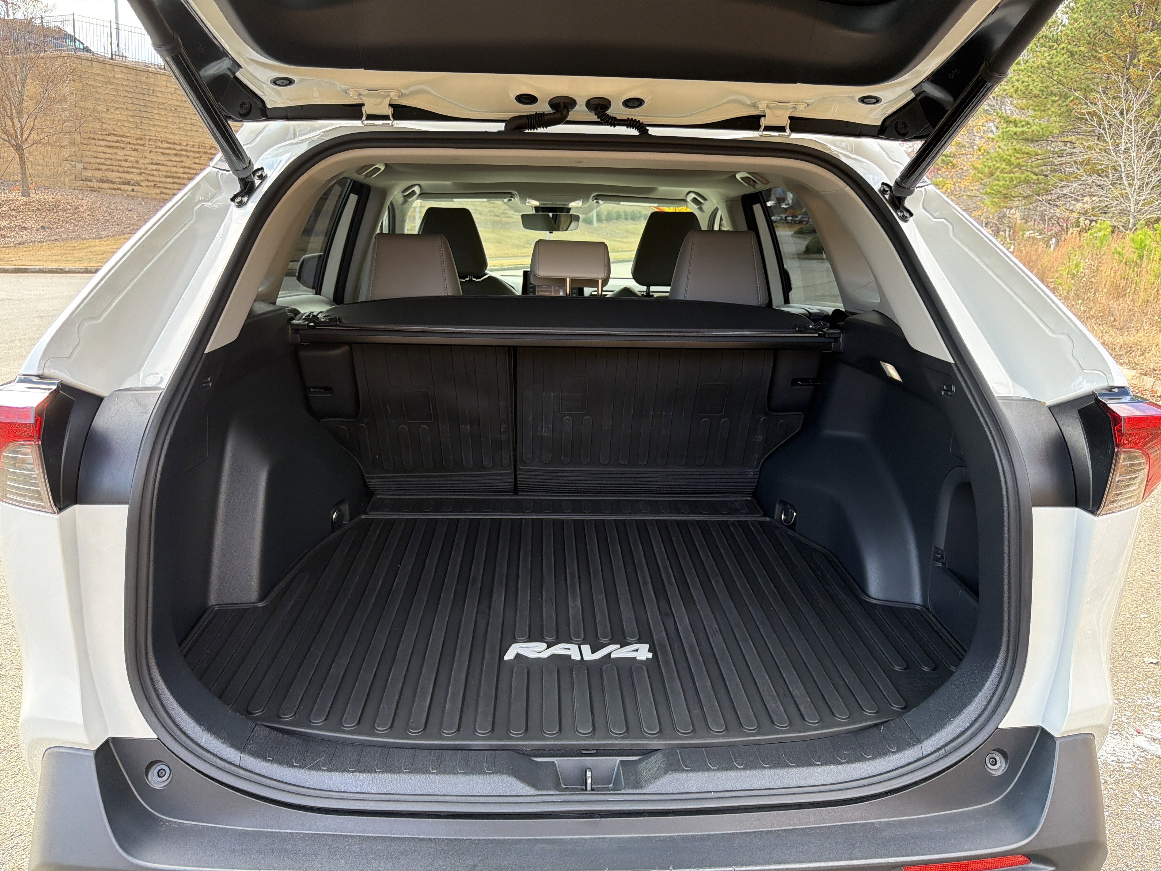 Used 2022 Toyota RAV4 XLE Premium image 18