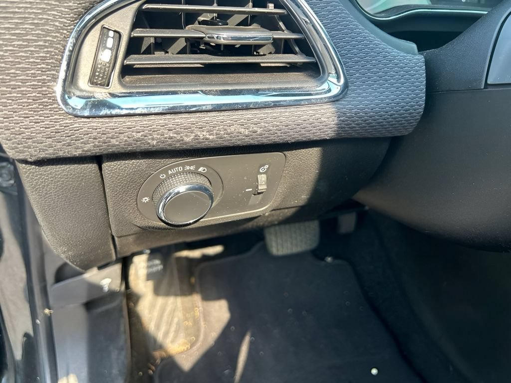 Used 2019 Chevrolet Cruze LT FWD image 21