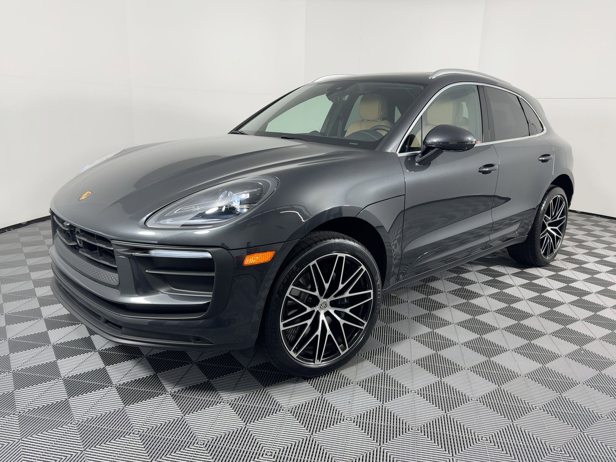 Certified 2025 Porsche Macan image 1