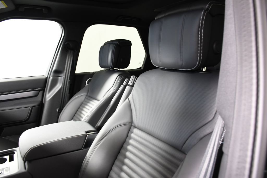 Certified 2025 Land Rover Discovery Dynamic SE image 16
