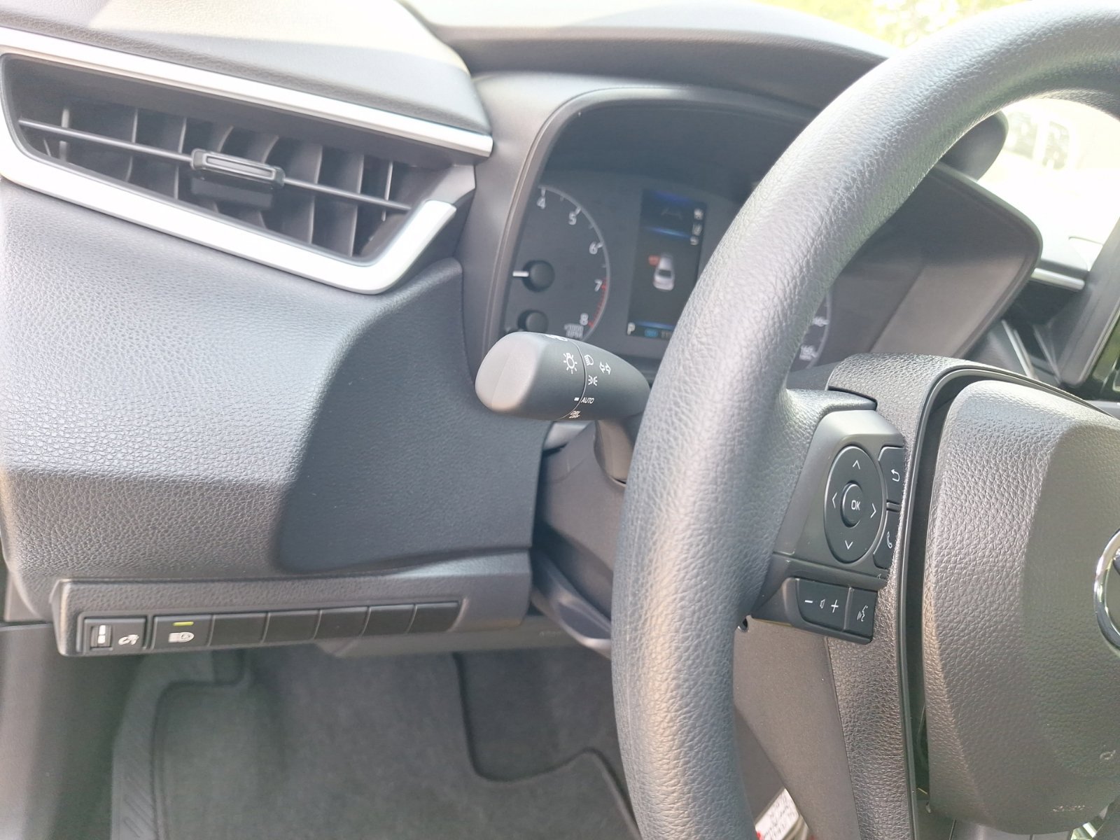 Used 2025 Toyota Corolla LE FWD image 18