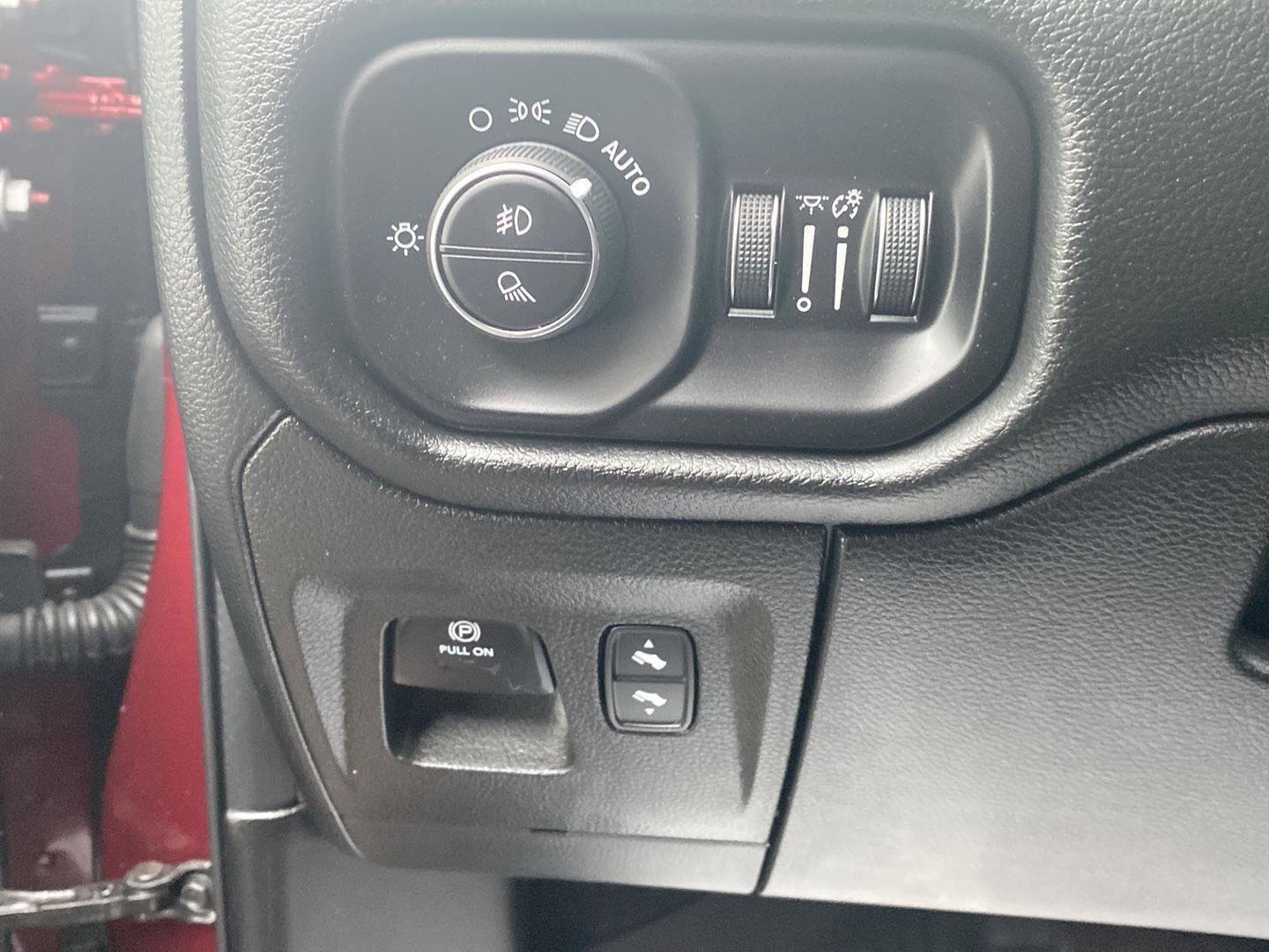 Used 2023 RAM 1500 Laramie AWD/4WD image 18