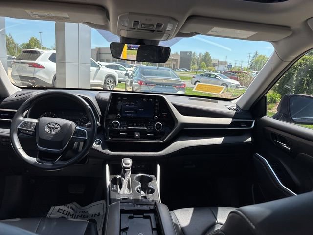Used 2021 Toyota Highlander XLE AWD/4WD image 29