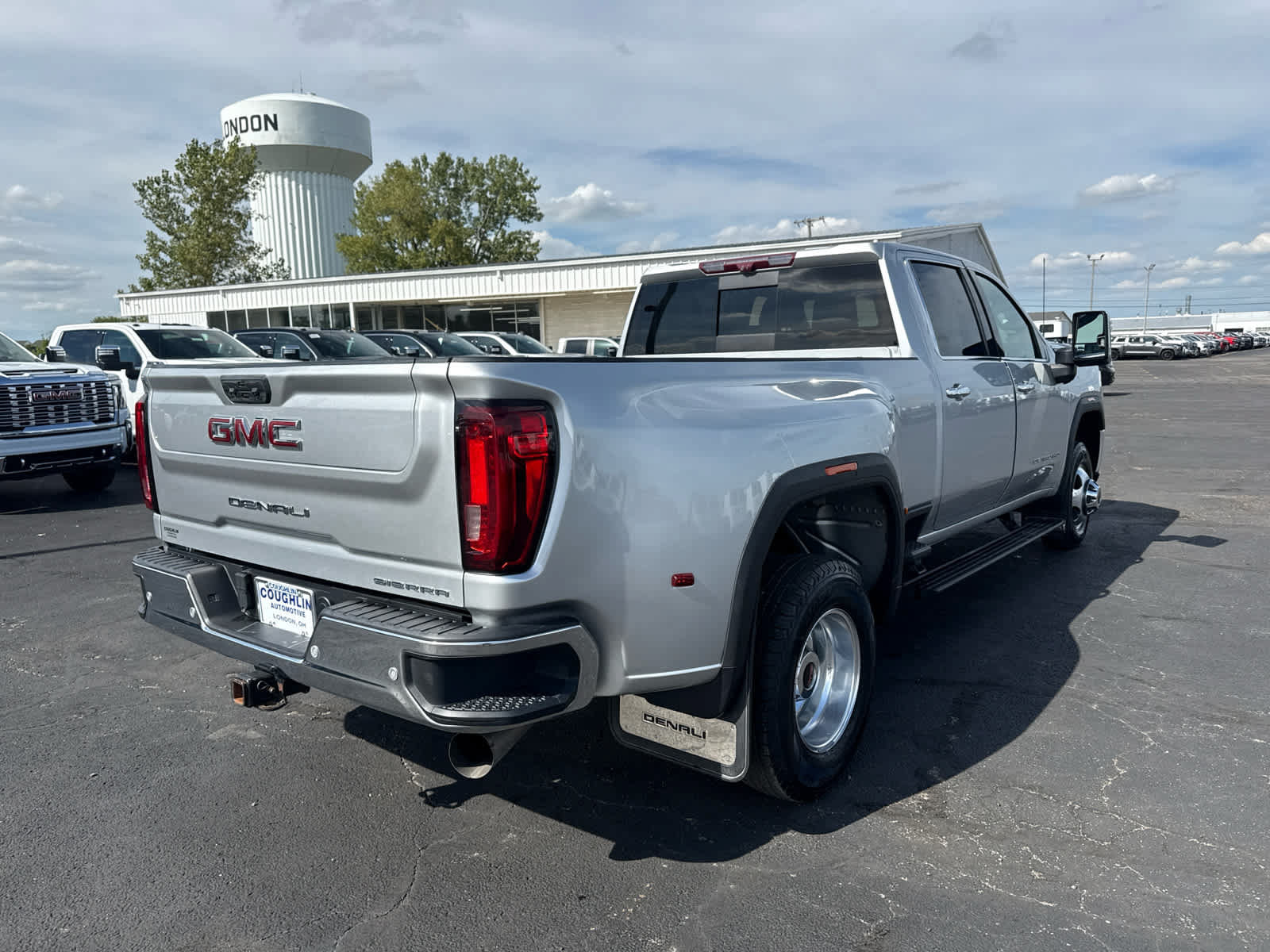 Certified 2022 GMC Sierra 3500 Denali w/ Technology Package AWD/4WD image 5