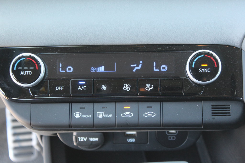Used 2025 Hyundai Elantra Sport FWD image 21