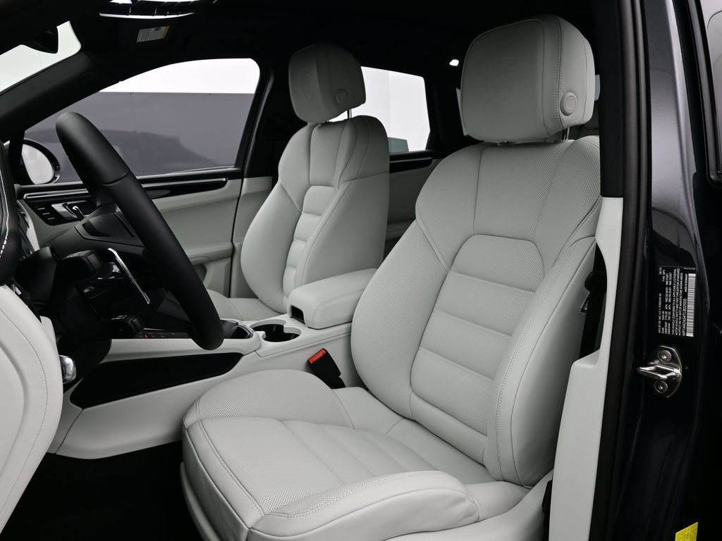 Certified 2026 Porsche Macan AWD/4WD image 5