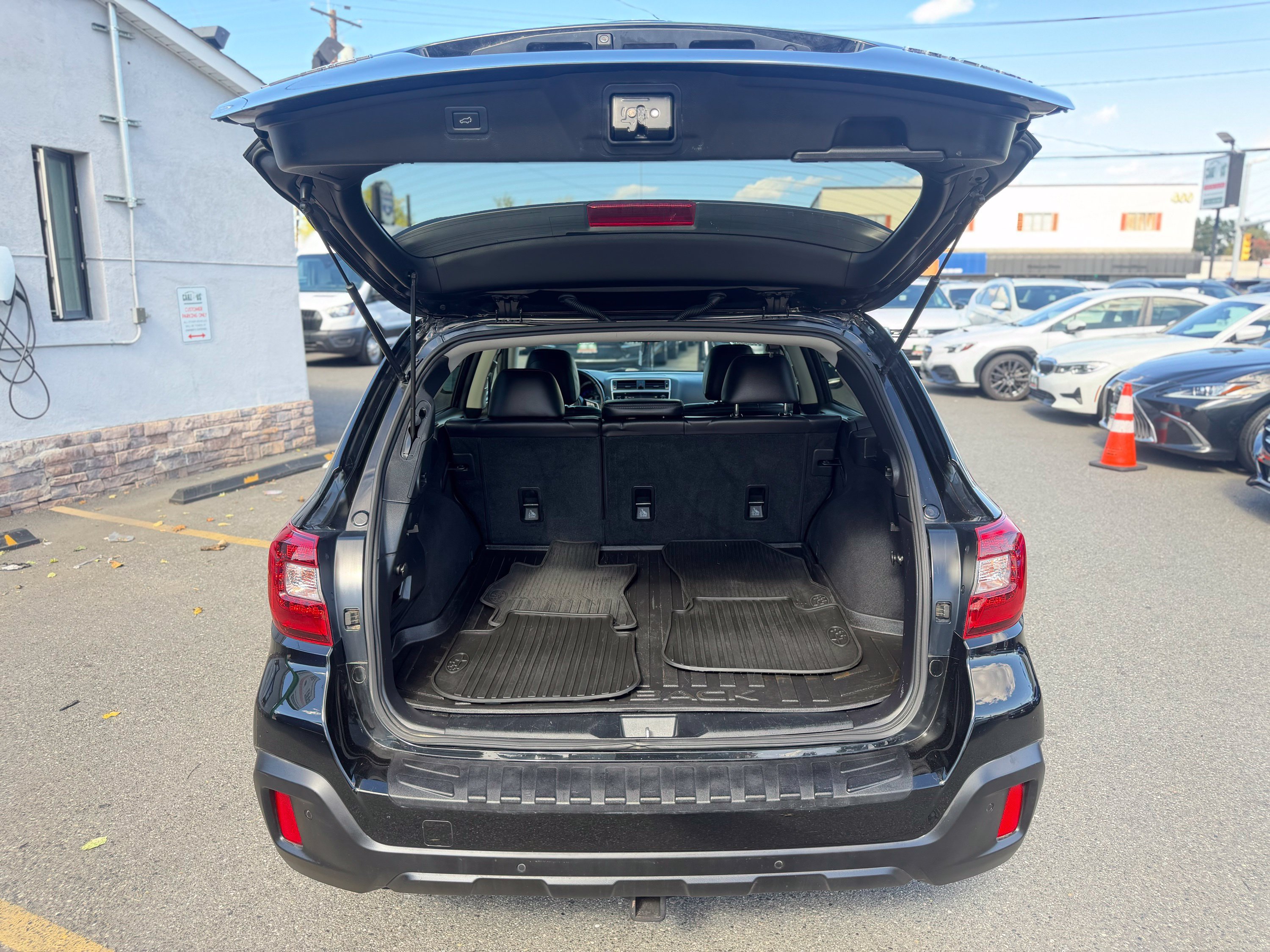 Used 2018 Subaru Outback 2.5i Limited AWD/4WD image 9