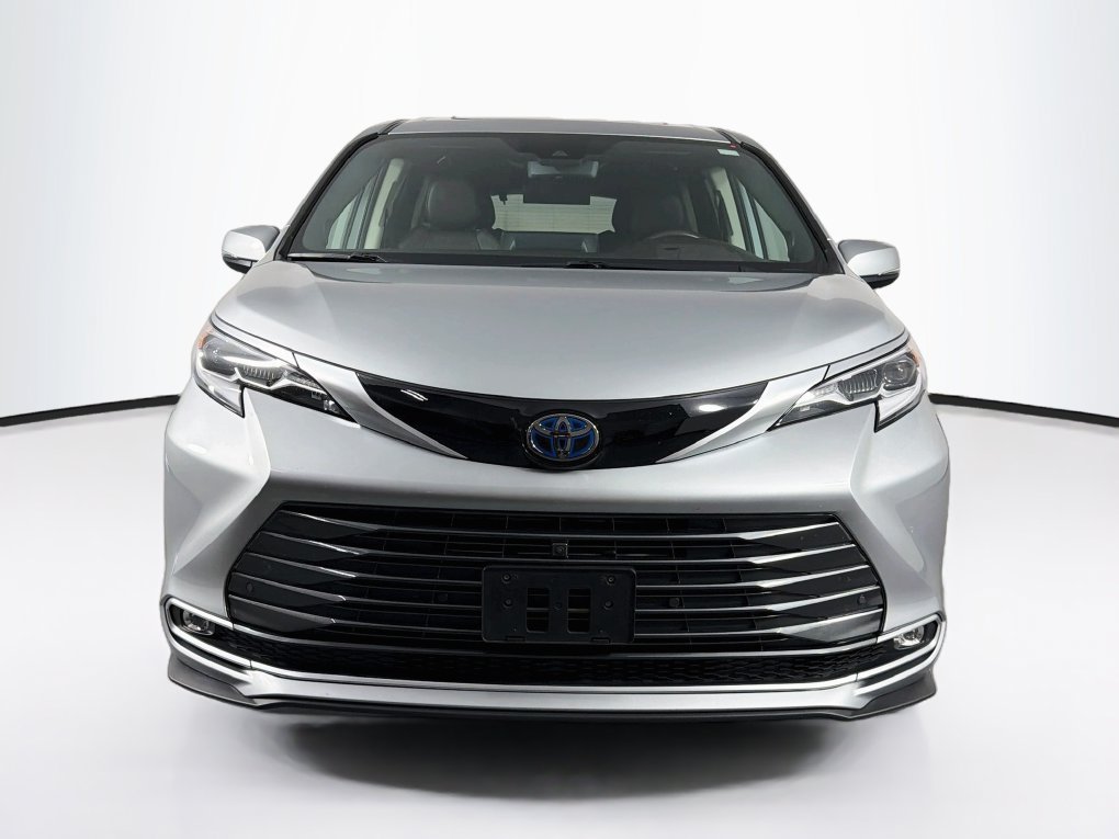 Used 2023 Toyota Sienna Platinum AWD/4WD image 2