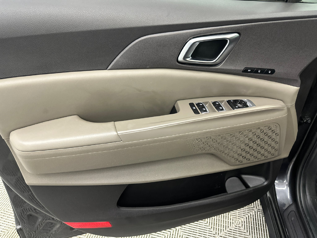 Used 2025 Kia Carnival EX FWD image 11