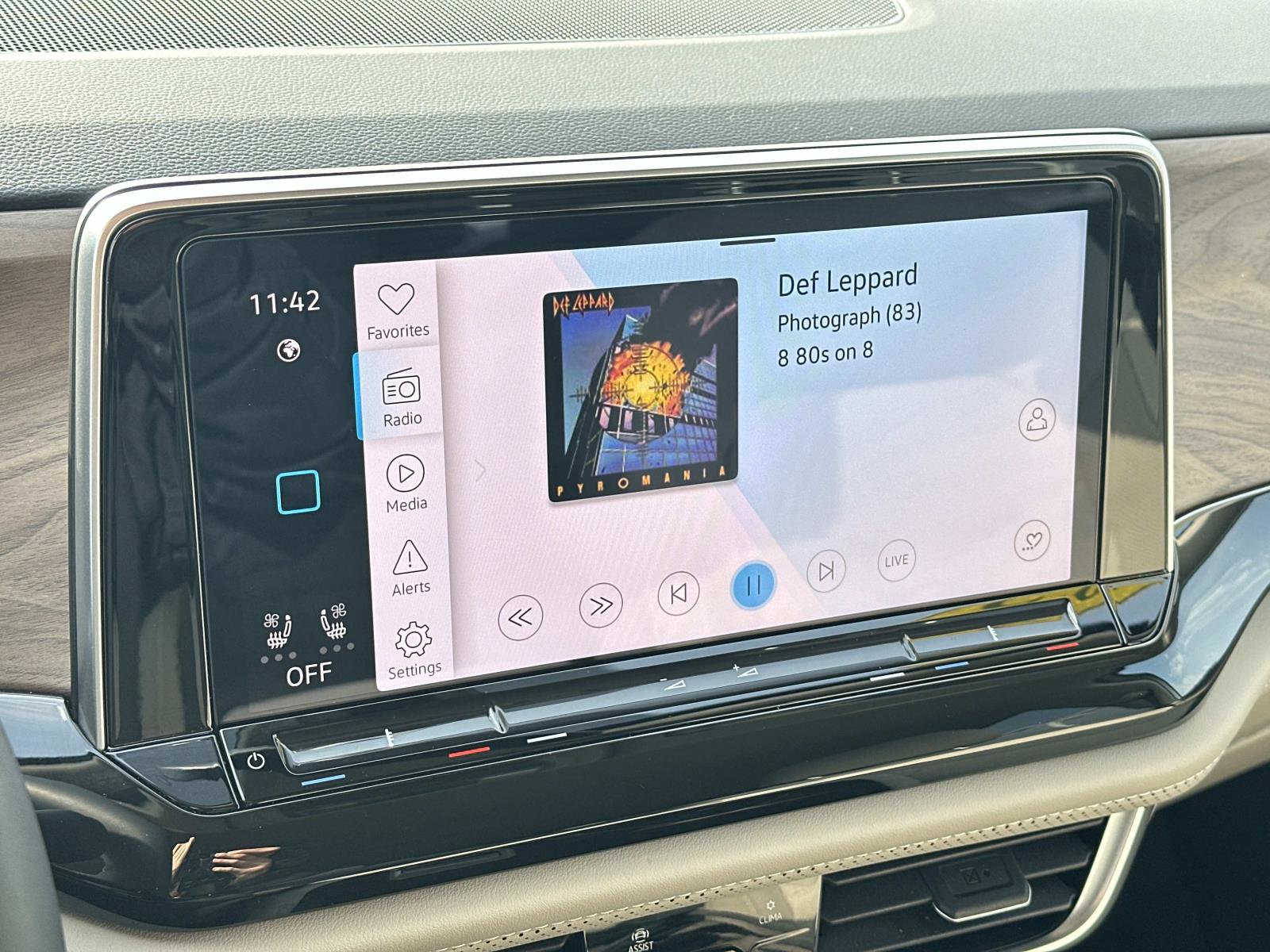 Used 2025 Volkswagen Atlas SE image 10