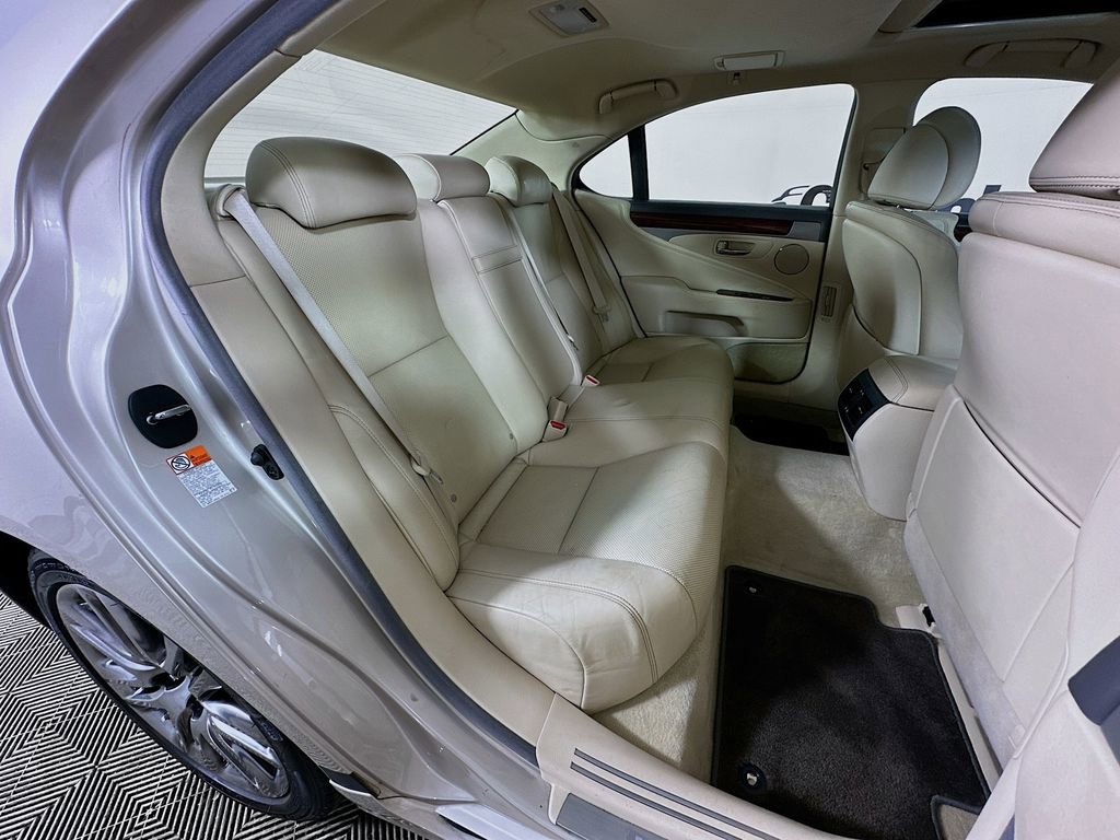 Used 2015 Lexus LS 460 w/ Comfort Package RWD image 34