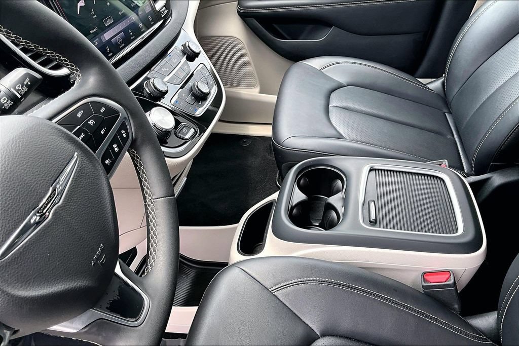 Used 2024 Chrysler Pacifica Touring-L FWD image 18