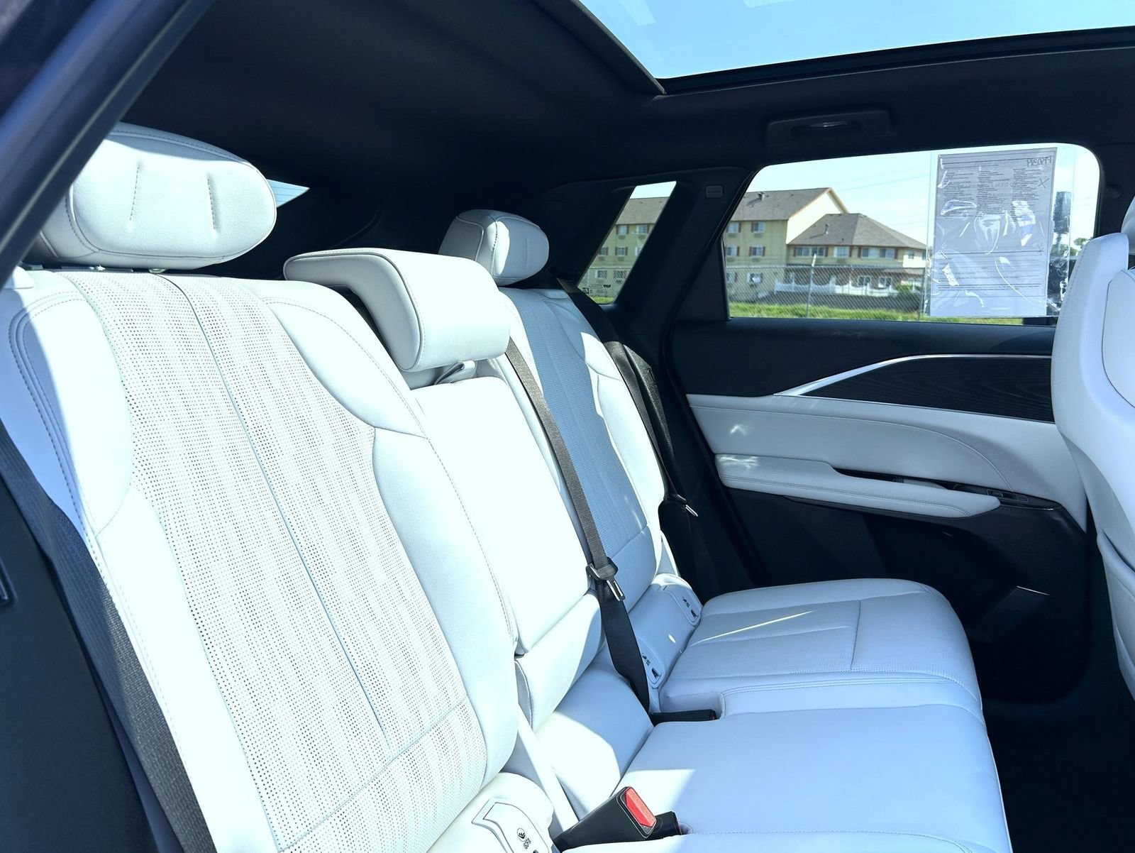 Certified 2024 Cadillac Lyriq Luxury AWD/4WD image 20