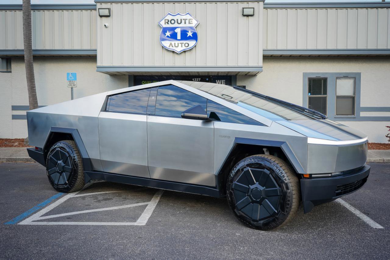 Used 2024 Tesla Cybertruck AWD Crew Cab image 4