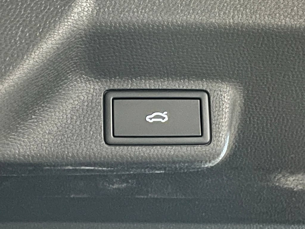 Certified 2025 Volkswagen ID. Buzz Pro S RWD image 38