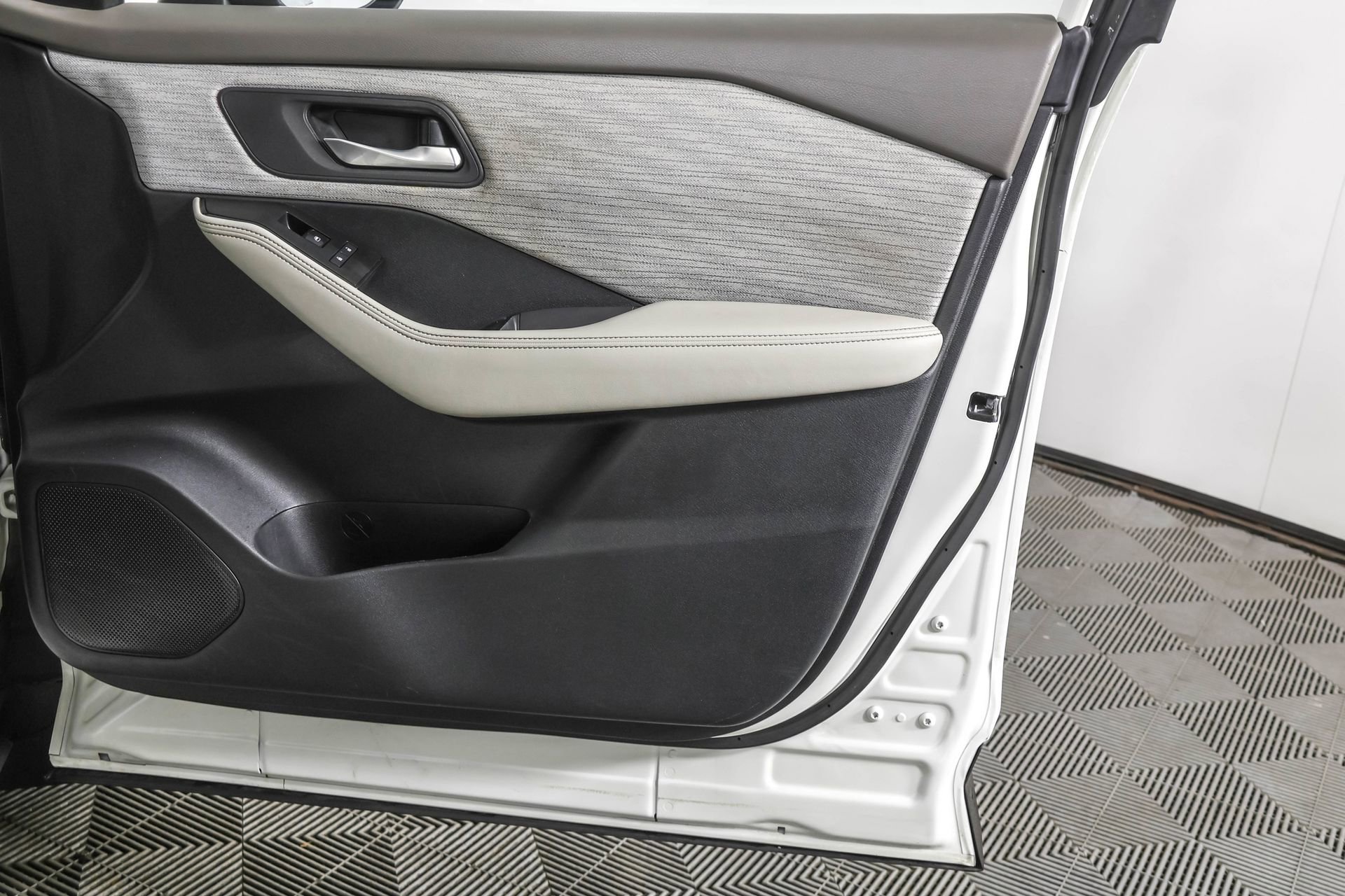 Used 2023 Nissan Rogue SV image 47