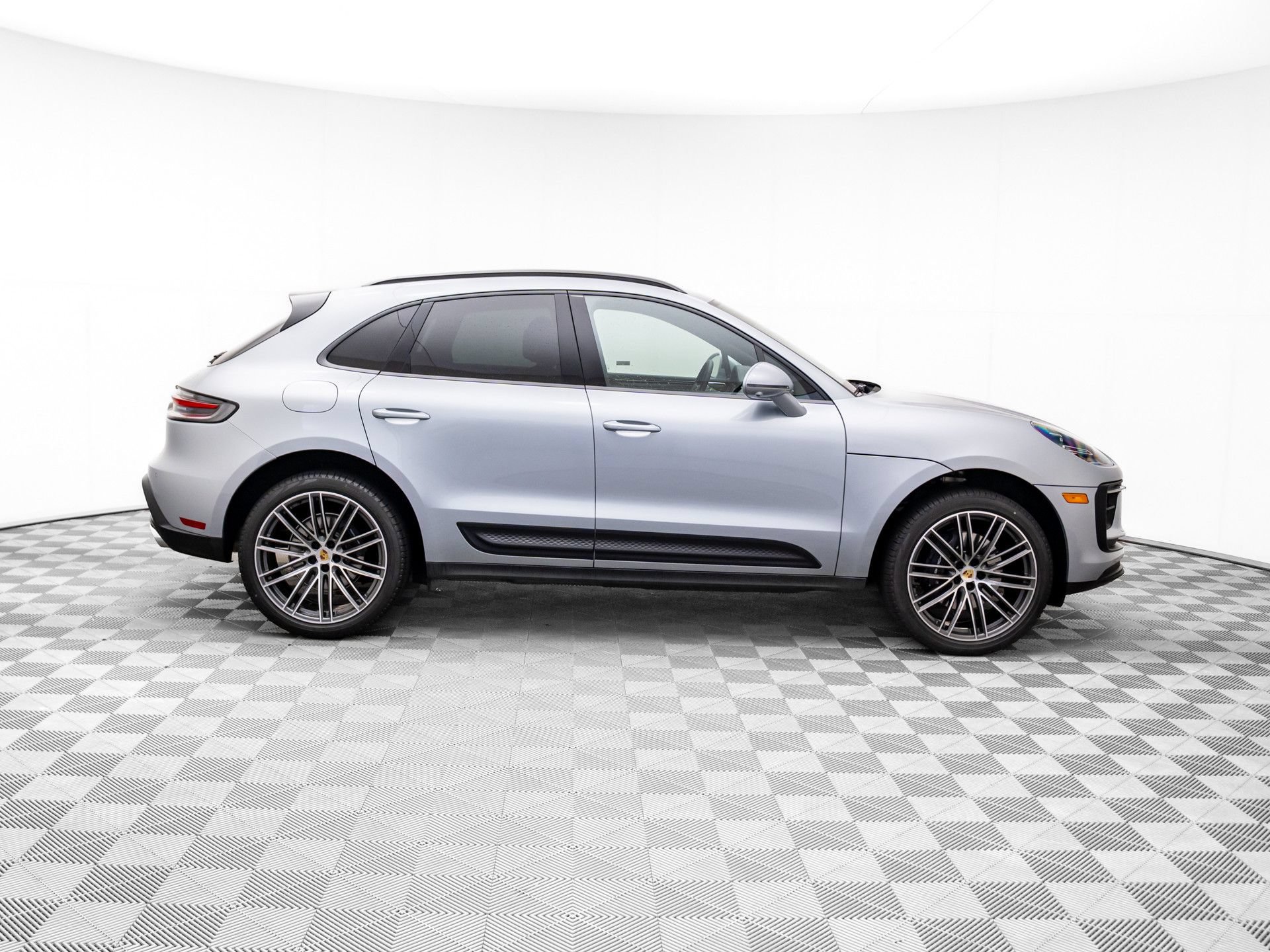 Certified 2026 Porsche Macan AWD/4WD image 8