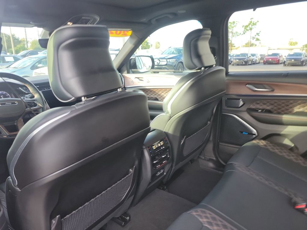Used 2025 Jeep Grand Cherokee Summit w/ Obsidian Package image 11