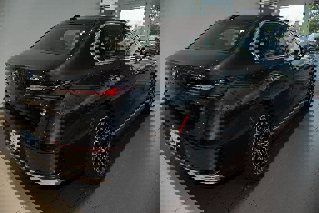 Used 2025 BMW i7 eDrive50 w/ Premium Package RWD image 5