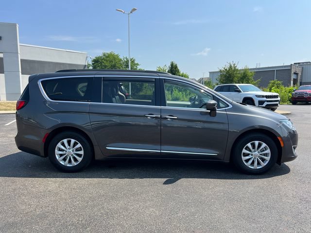 Used 2017 Chrysler Pacifica Touring-L FWD image 9