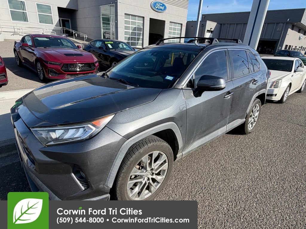 Used 2020 Toyota RAV4 XLE Premium image 4