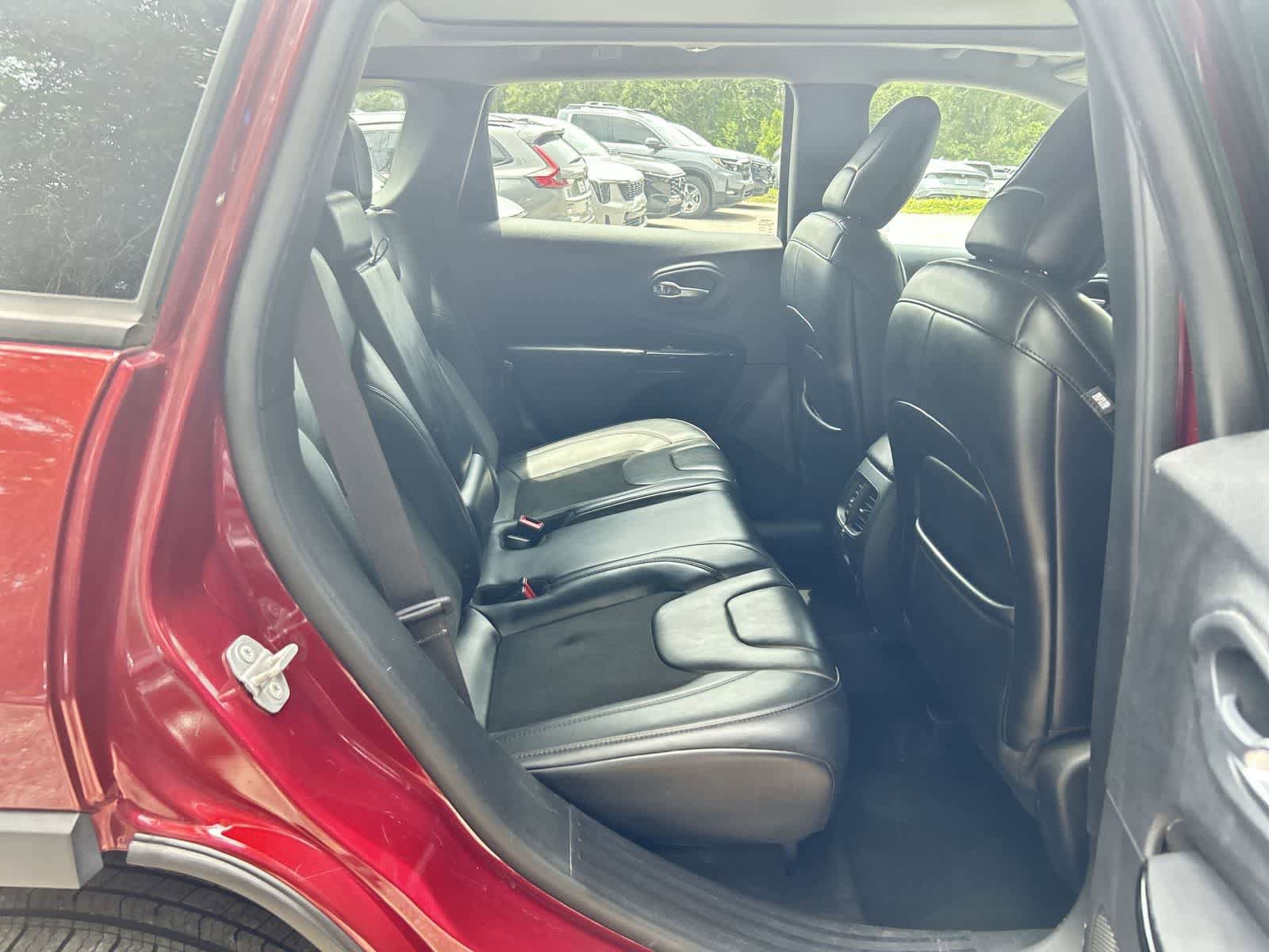 Used 2019 Jeep Cherokee Latitude Plus AWD/4WD image 13