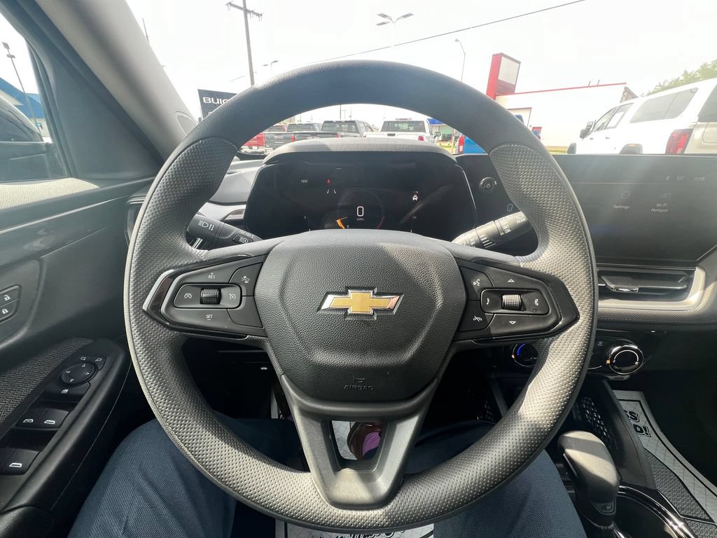 Used 2025 Chevrolet TrailBlazer LT AWD/4WD image 17