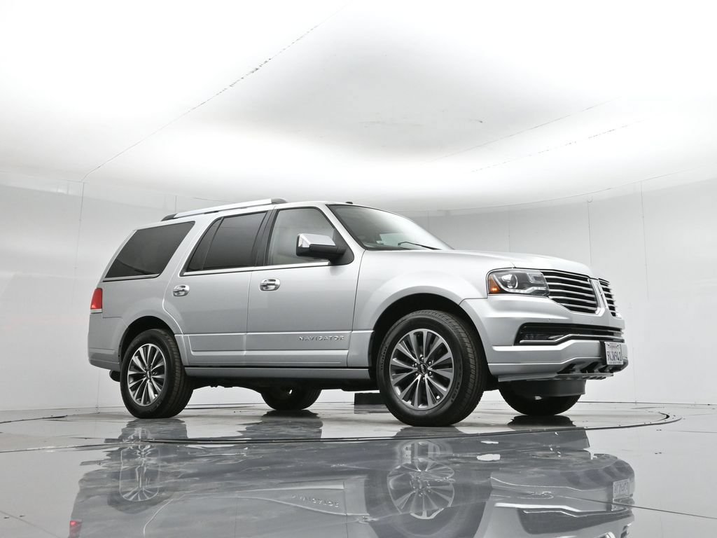 Used 2017 Lincoln Navigator Select RWD image 3