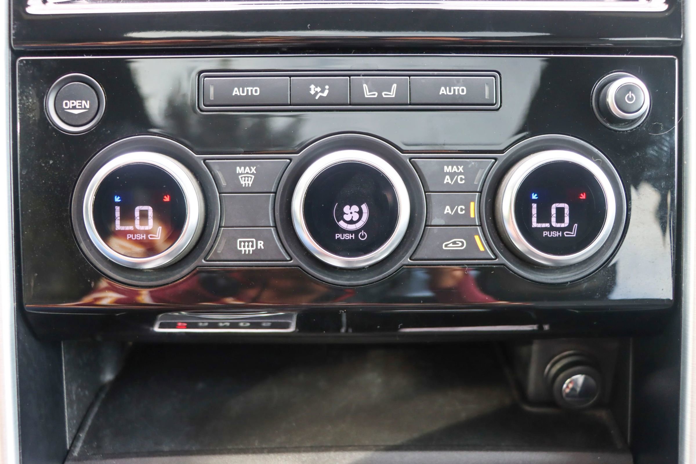 Used 2017 Land Rover Discovery HSE AWD/4WD image 44