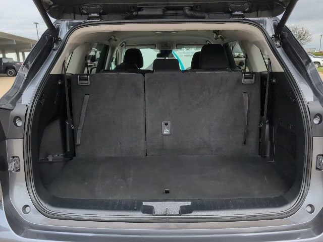 Used 2024 Toyota Highlander LE image 11