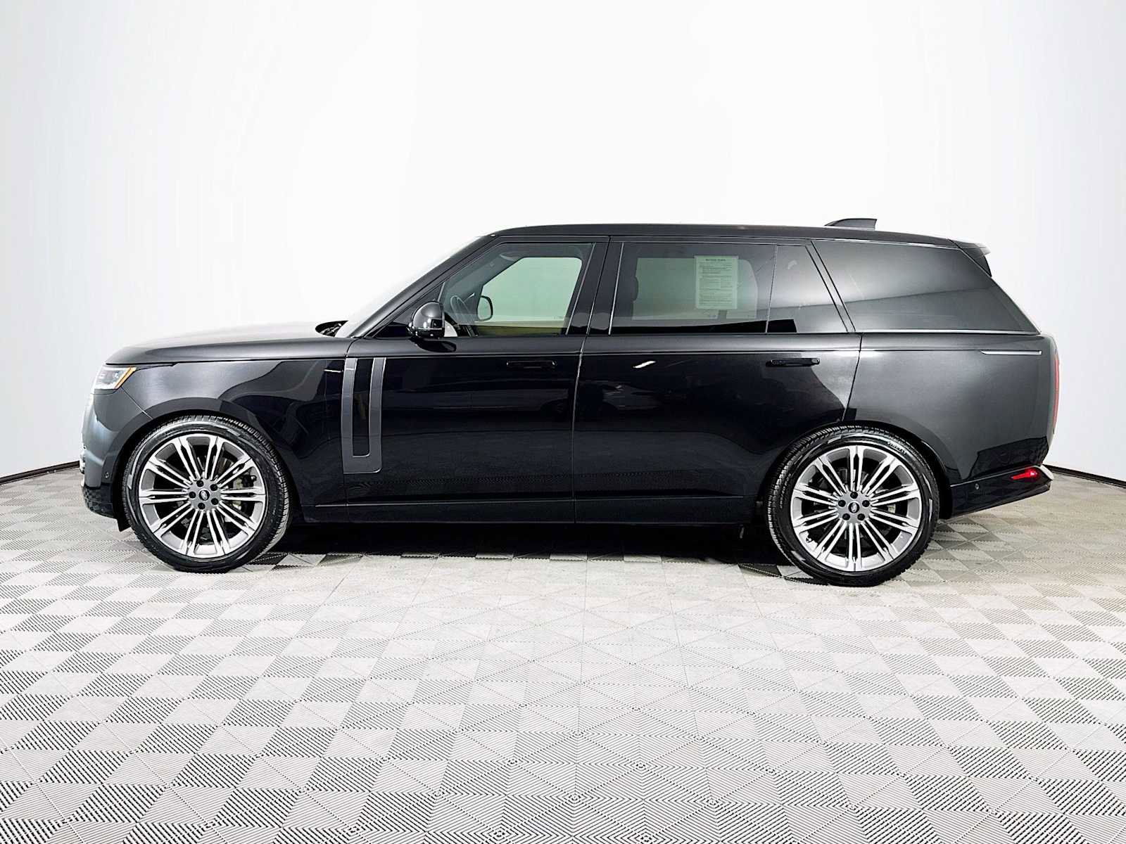 Used 2024 Land Rover Range Rover Long Wheelbase SE image 8