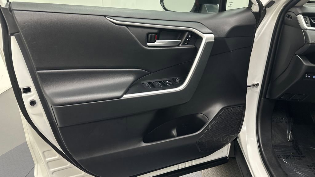 Used 2022 Toyota RAV4 XLE Premium AWD/4WD image 17