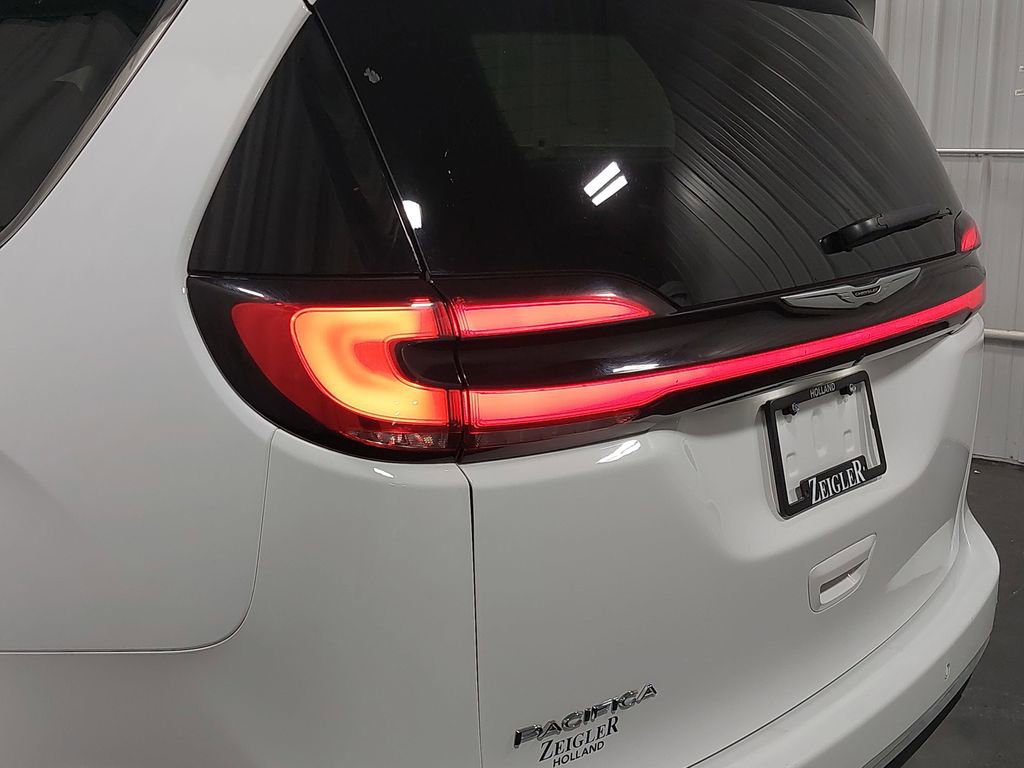 Used 2025 Chrysler Pacifica Select image 36