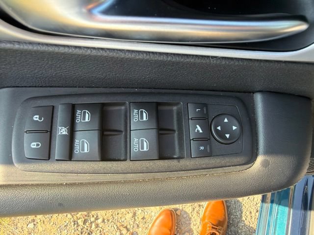 Used 2025 Chrysler Pacifica Limited FWD image 46