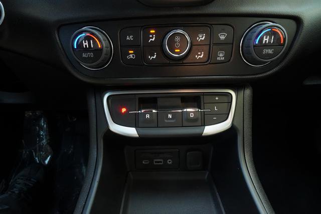 Used 2024 GMC Terrain SLT image 19