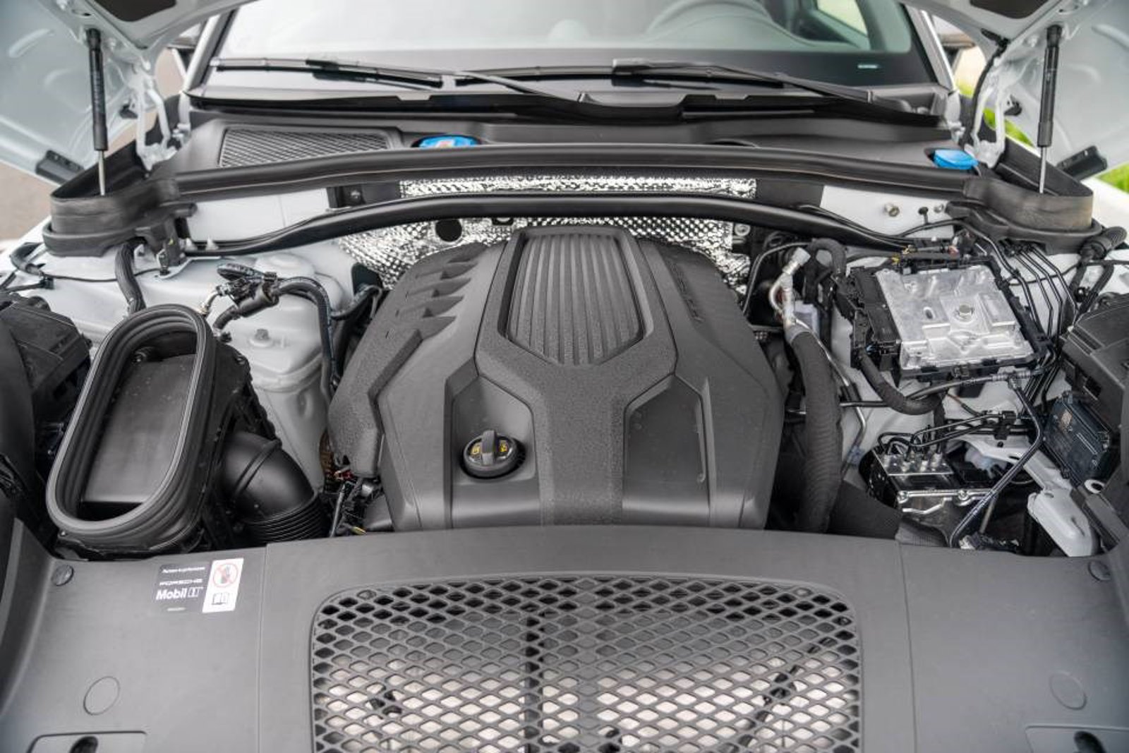 New 2026 Porsche Macan Turbo AWD/4WD image 29