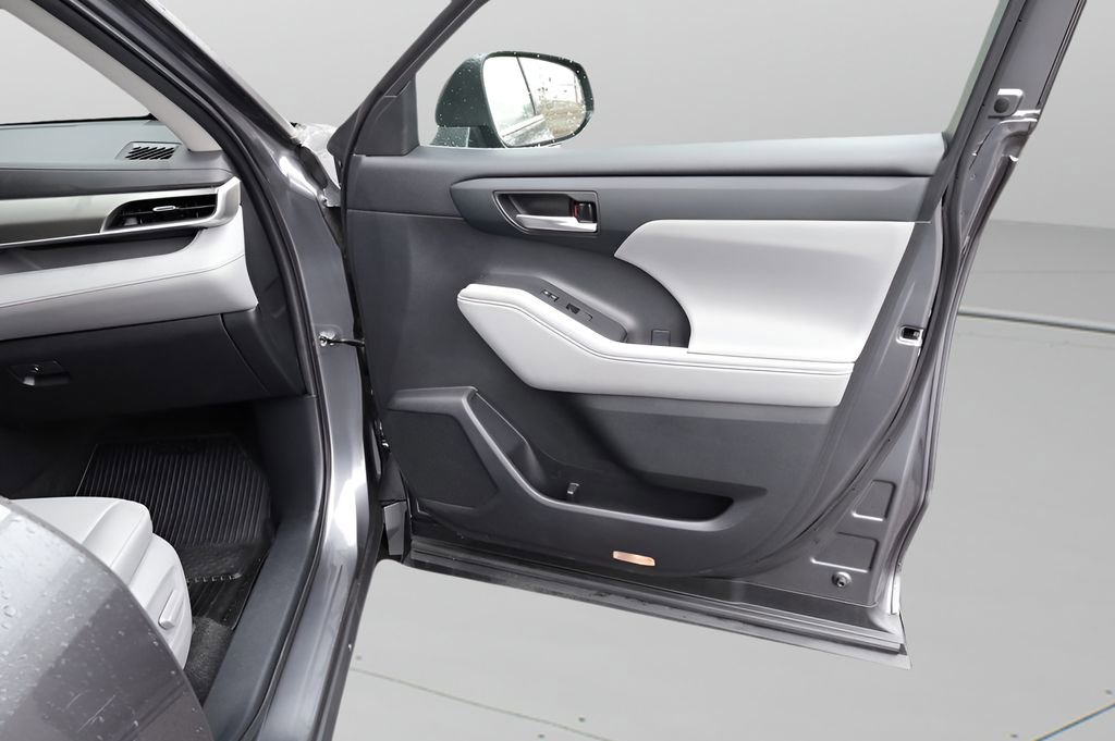 Used 2021 Toyota Highlander XLE image 15
