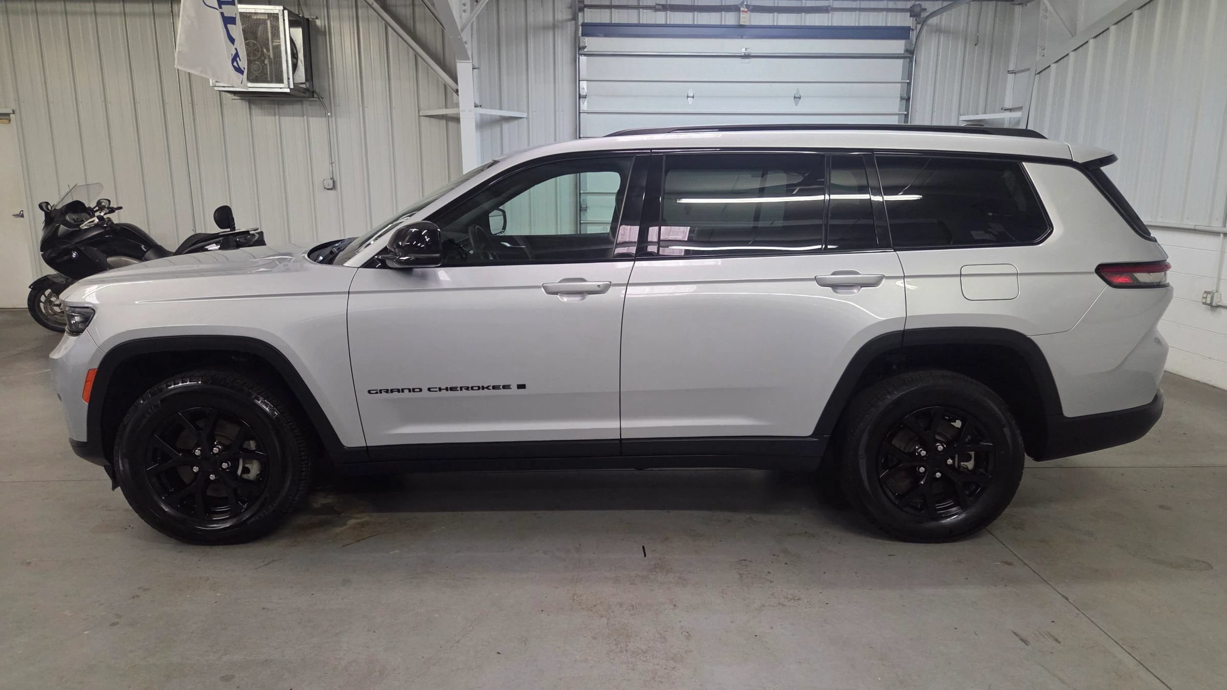 Used 2024 Jeep Grand Cherokee L Laredo AWD/4WD image 3