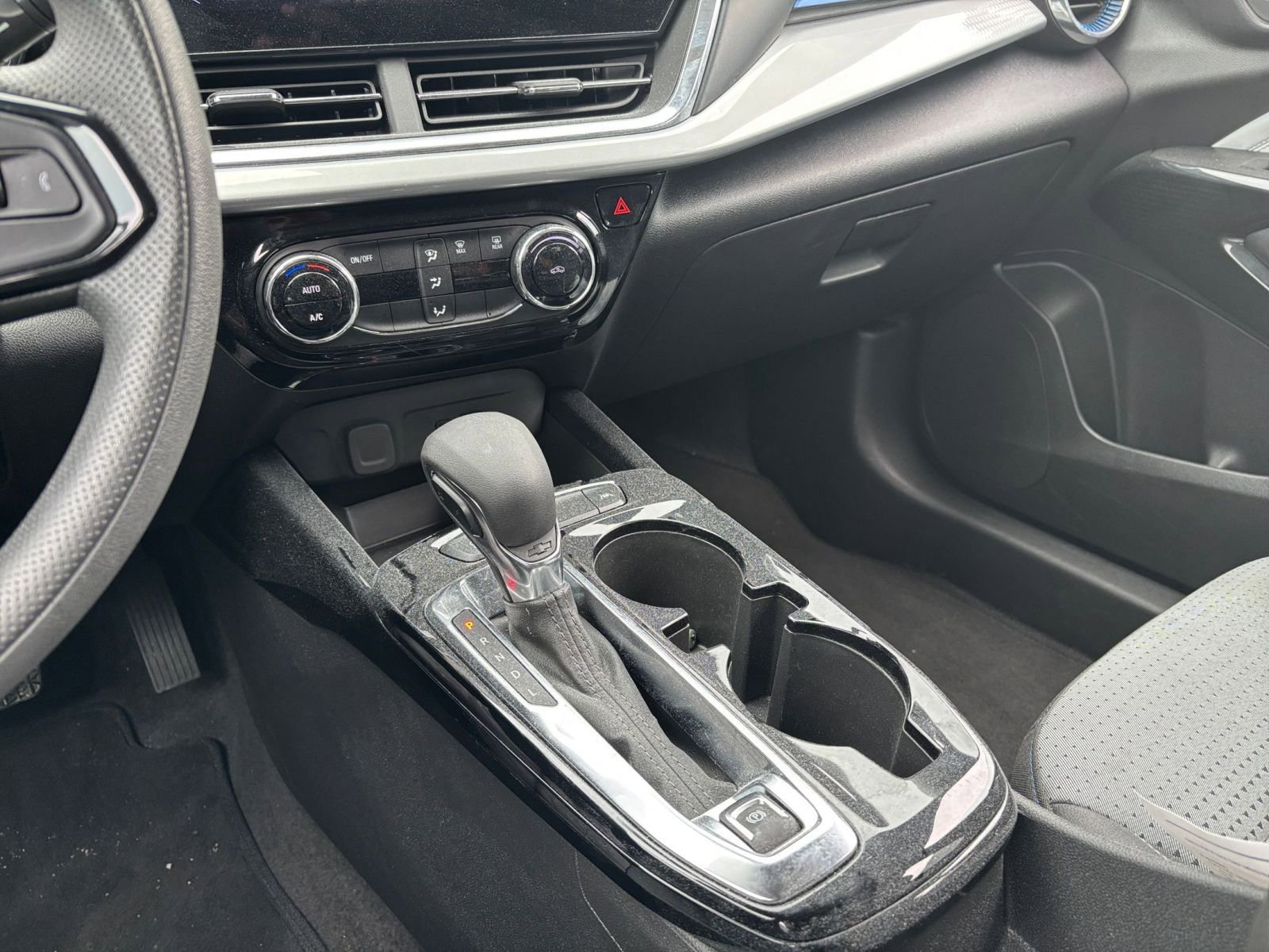 Used 2025 Chevrolet Trax LT image 40