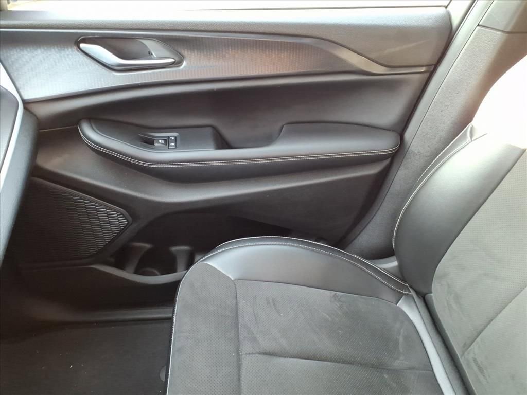 Used 2023 Jeep Grand Cherokee Limited w/ Luxury Tech Group II image 12