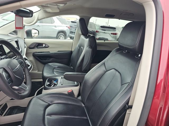 Used 2023 Chrysler Pacifica Touring-L image 10