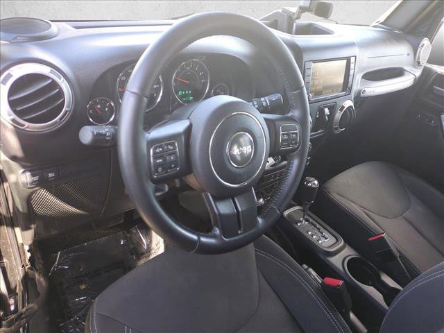Used 2015 Jeep Wrangler Unlimited Rubicon w/ Connectivity Group AWD/4WD image 10