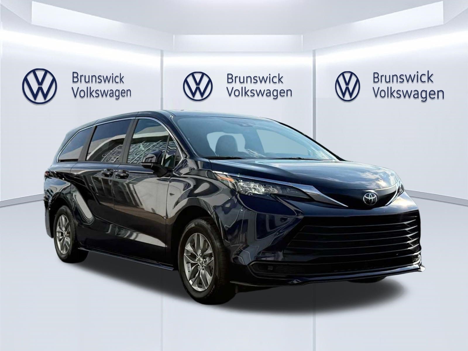 Certified 2026 Toyota Sienna LE AWD/4WD image 3