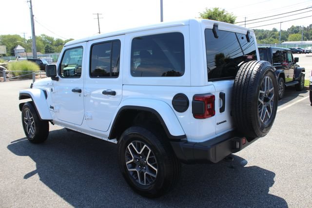 Used 2025 Jeep Wrangler Unlimited Sahara AWD/4WD image 27