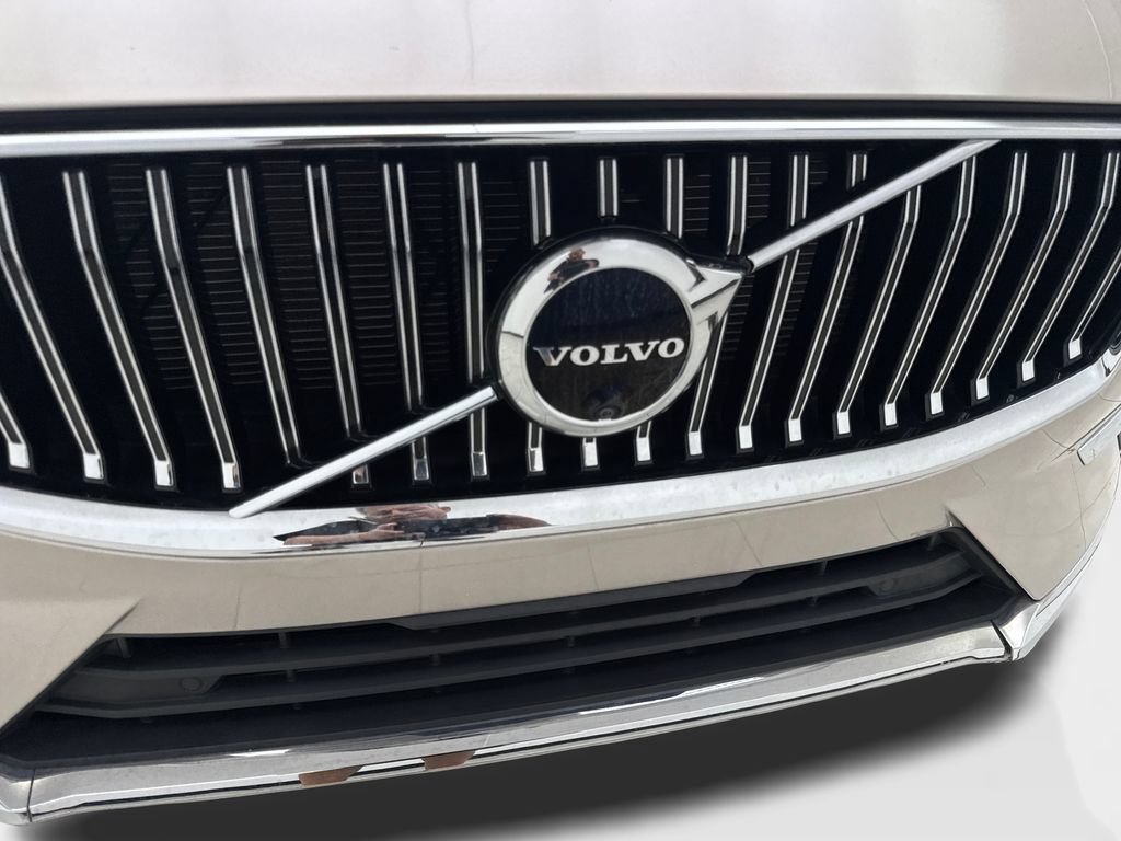 Used 2023 Volvo XC60 B5 Plus FWD image 25