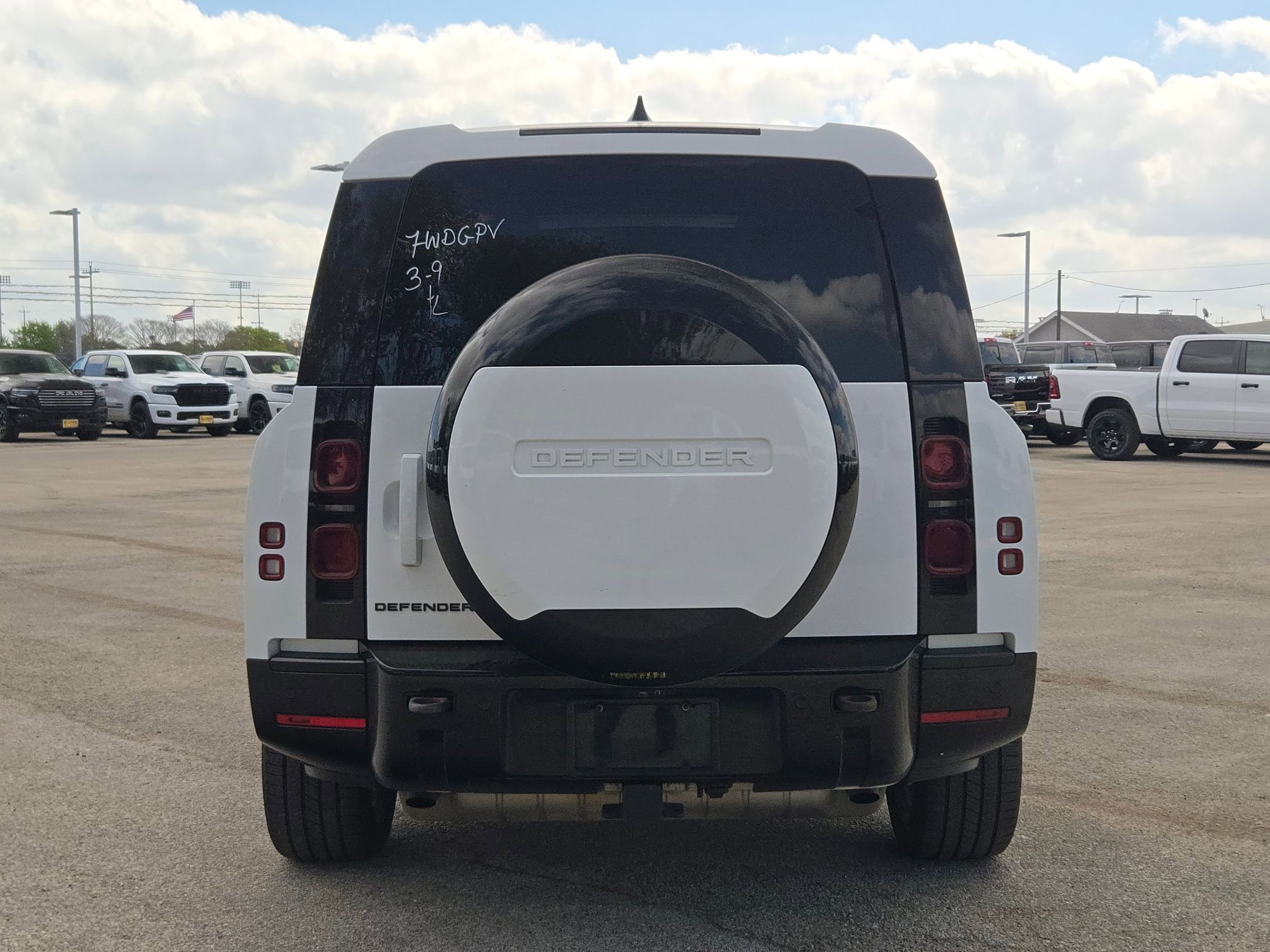 Used 2024 Land Rover Defender 130 X-Dynamic SE image 4