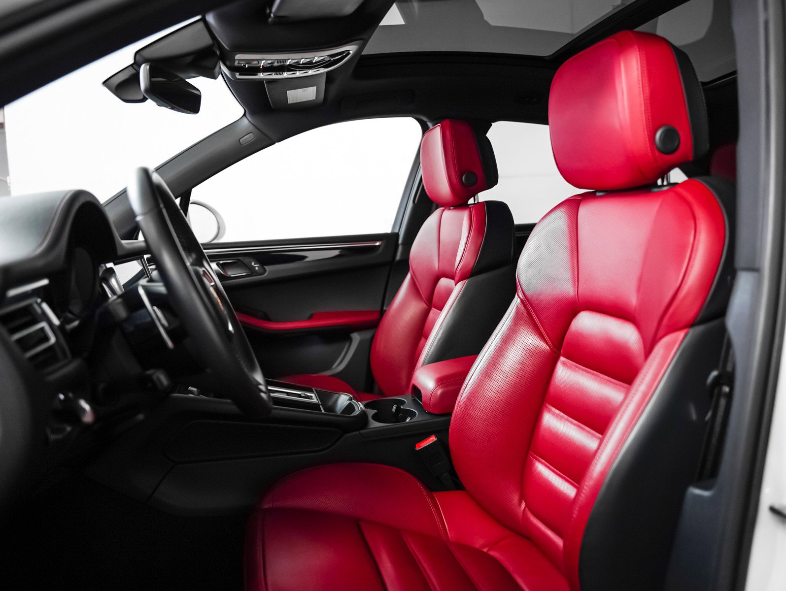 Certified 2024 Porsche Macan image 5