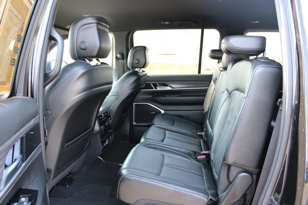 Used 2024 Jeep Wagoneer L Series II w/ Flexible Seating Group AWD/4WD image 24