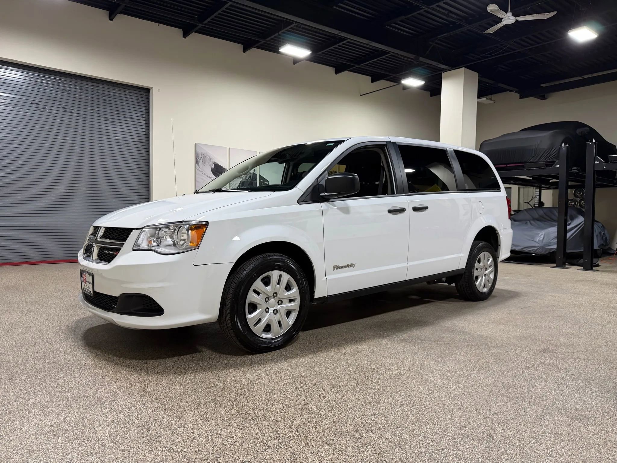 Used 2019 Dodge Grand Caravan SE image 2