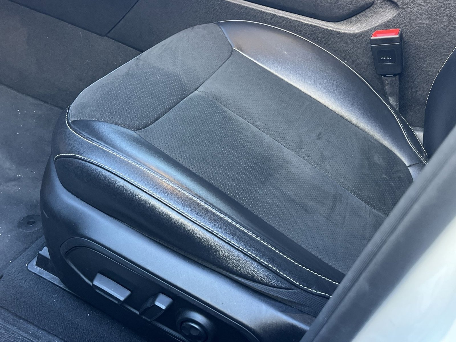 Used 2024 Jeep Grand Cherokee Altitude image 11